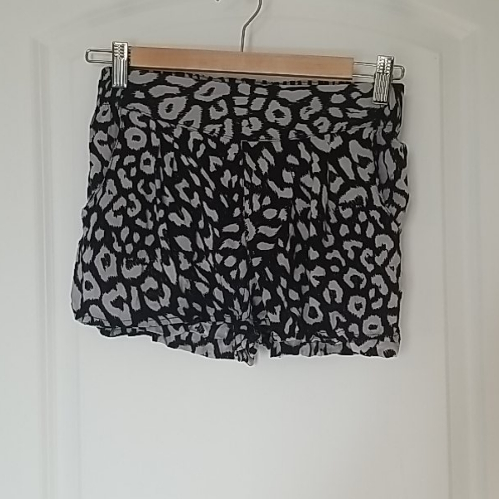 Ali kris leopard shorts size small